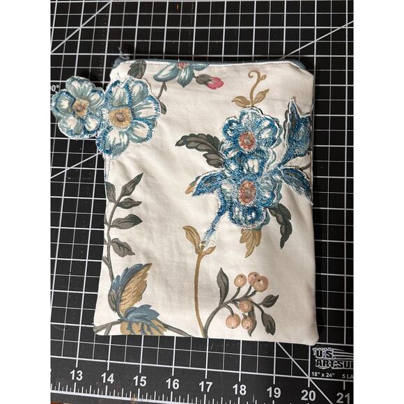 Handmade Petal Purse with matching pocket insert and embroidered accents. - Picture 9 of 10